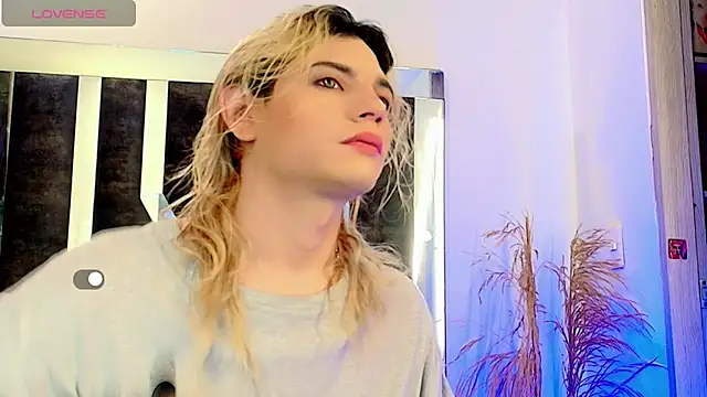 Snapshot of honey_skin chatting on November 9, 2025, 1:15 am honey skin online show from November 9, 2025, 1:15 am