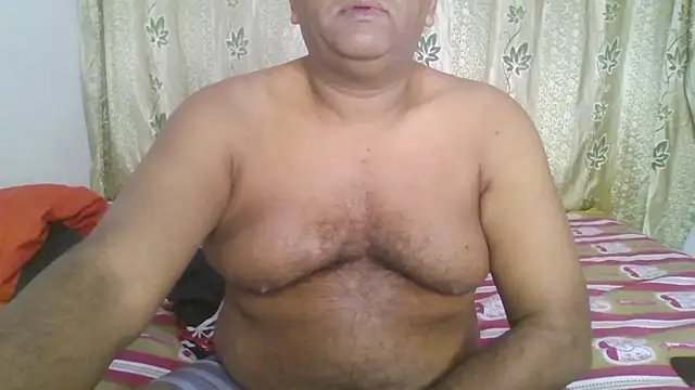 Snapshot of Beargryzzly chatting on January 5, 2025, 2:06 am Beargryzzly online show from January 5, 2025, 2:06 am