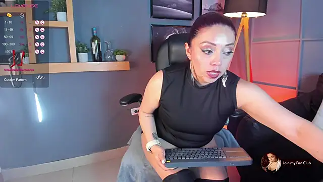 Snapshot of helenaduque_ chatting on December 13, 2024, 12:50 pm helenaduque online show from December 13, 2024, 12:50 pm