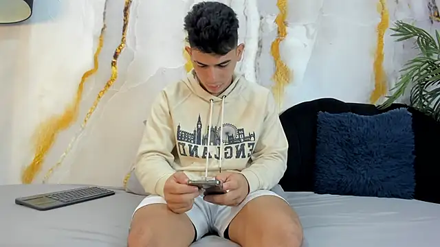 Snapshot of andrew_rose_ chatting on October 6, 2025, 4:04 pm andrew rose online show from October 6, 2025, 4:04 pm