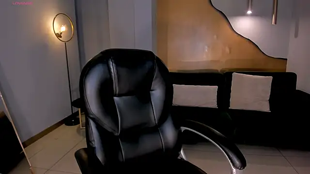 CharlotteCox  online show from February 19, 2025, 12:00 pm