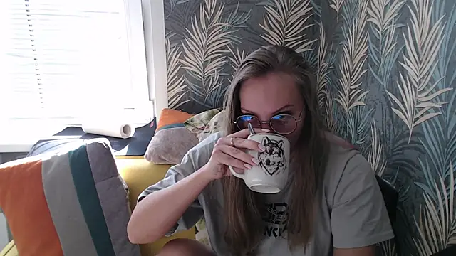 Kelly Hardy online show from September 20, 2025, 4:35 am