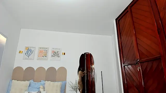 layla vanegas online show from June 12, 2026, 10:41 pm