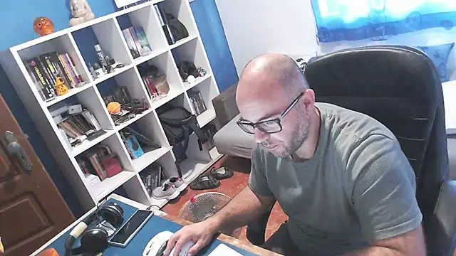 ravingr4d4 online show from October 13, 2025, 8:03 am