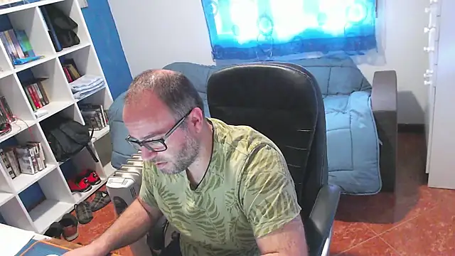 ravingr4d4 online show from April 10, 2026, 8:08 am