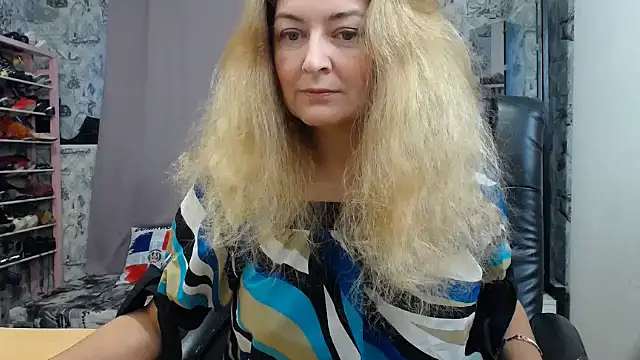 Snapshot of Helen1974 chatting on October 17, 2025, 4:37 am Helen1974 online show from October 17, 2025, 4:37 am