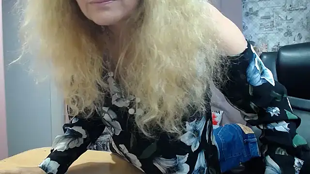 Snapshot of Helen1974 chatting on October 18, 2025, 11:33 am Helen1974 online show from October 18, 2025, 11:33 am