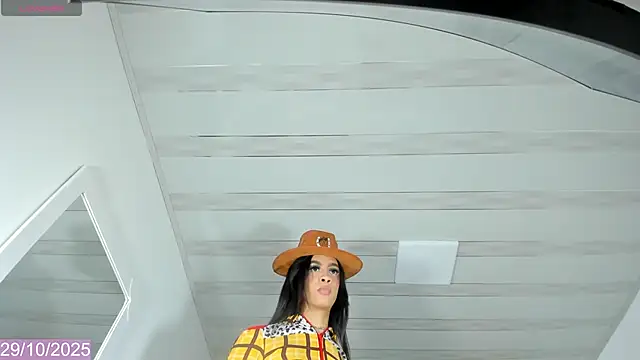 Snapshot of Sussy_Hots chatting on October 29, 2025, 8:32 pm Sussy Hots online show from October 29, 2025, 8:32 pm