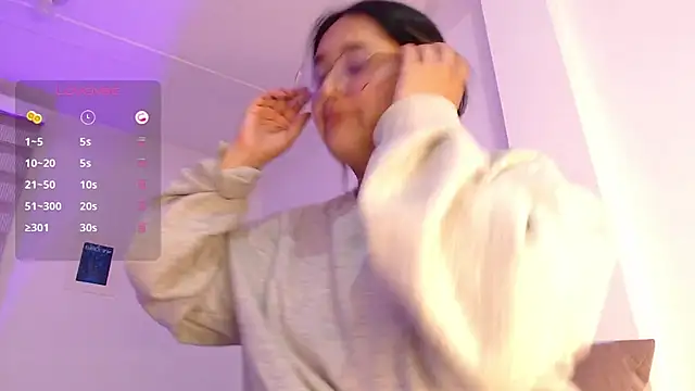 Snapshot of Megan_FE chatting on October 4, 2025, 3:37 am Megan FE online show from October 4, 2025, 3:37 am