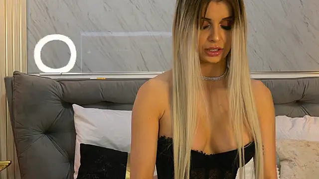 Snapshot of MiaCharm chatting on February 5, 2026, 9:52 pm MiaCharm online show from February 5, 2026, 9:52 pm