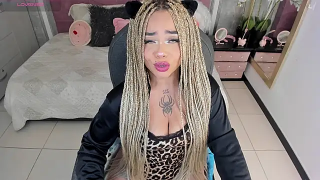 conny  curly online show from November 18, 2025, 3:05 pm