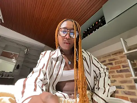 Snapshot of EmmaSanzz_ chatting on March 27, 2026, 11:32 am EmmaSanzz online show from March 27, 2026, 11:32 am