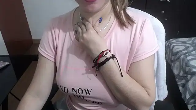 Snapshot of Luna_girlhot_ chatting on February 8, 2025, 4:36 am Luna girlhot online show from February 8, 2025, 4:36 am