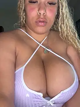 Snapshot of lovelymyah chatting on March 21, 2025, 12:18 am lovelymyah online show from March 21, 2025, 12:18 am