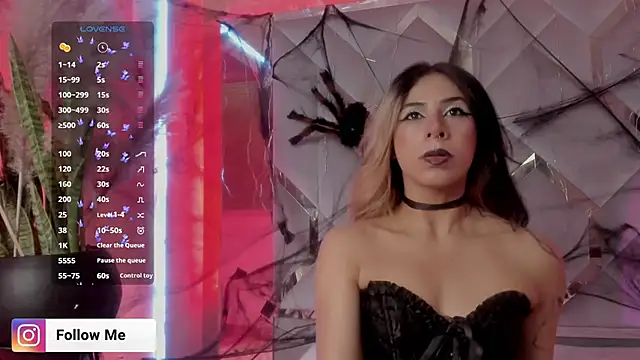 Snapshot of Sara_Foxx1 chatting on October 28, 2025, 8:55 pm Sara Foxx1 online show from October 28, 2025, 8:55 pm