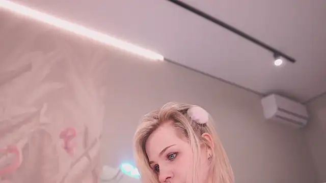 Snapshot of NinaMint chatting on September 30, 2025, 5:51 pm NinaMint online show from September 30, 2025, 5:51 pm