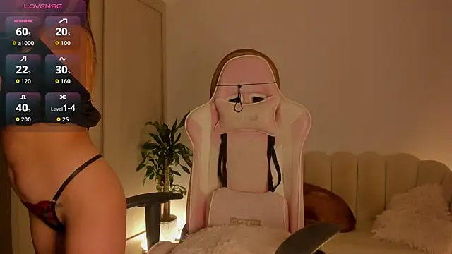 Snapshot of LittleSofia_ chatting on October 10, 2025, 2:43 am LittleSofia online show from October 10, 2025, 2:43 am