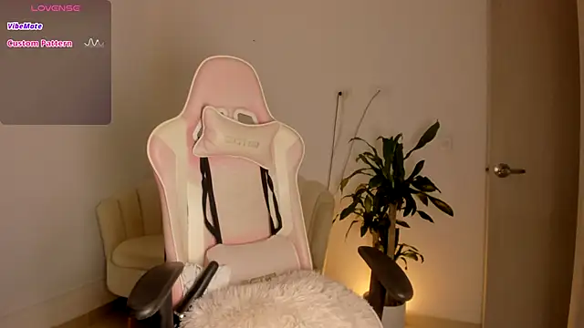 Snapshot of LittleSofia_ chatting on November 2, 2025, 2:25 am LittleSofia online show from November 2, 2025, 2:25 am