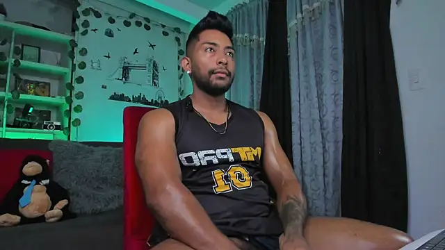 Snapshot of Couple_muscle1 chatting on November 5, 2025, 4:40 pm Couple muscle1 online show from November 5, 2025, 4:40 pm