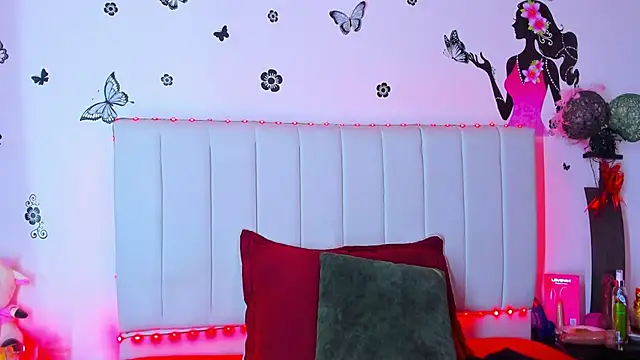 Snapshot of caro_lyne_ chatting on April 20, 2026, 5:05 pm caro lyne online show from April 20, 2026, 5:05 pm