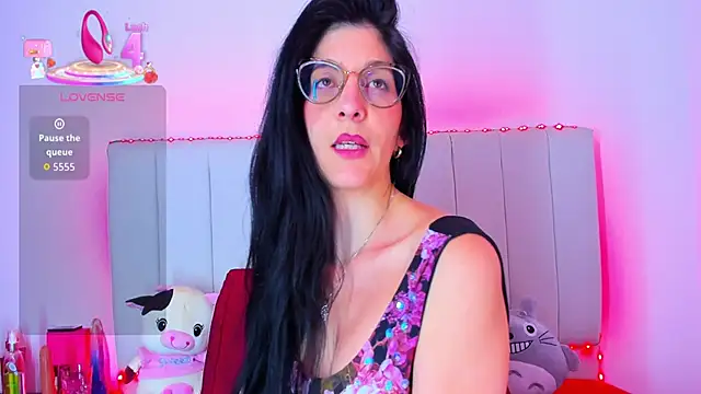Snapshot of caro_lyne_ chatting on June 19, 2026, 5:50 pm caro lyne online show from June 19, 2026, 5:50 pm