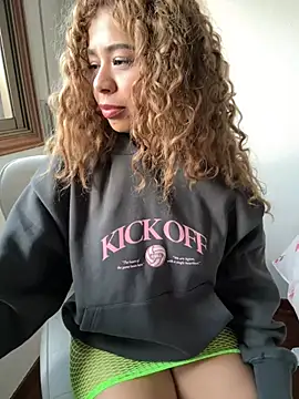 LEONCITA  online show from December 12, 2024, 4:32 pm