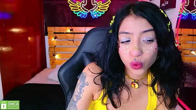 REDHOTTER  online show from April 17, 2026, 8:01 pm