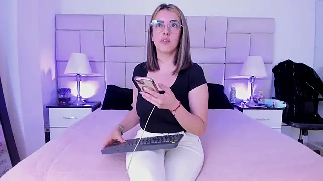 Snapshot of IsisLoveyes_ chatting on February 5, 2026, 12:04 am IsisLoveyes online show from February 5, 2026, 12:04 am