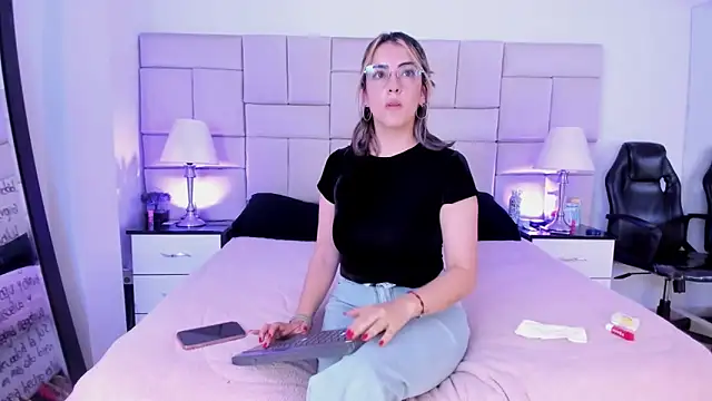 Snapshot of IsisLoveyes_ chatting on February 10, 2026, 10:03 pm IsisLoveyes online show from February 10, 2026, 10:03 pm