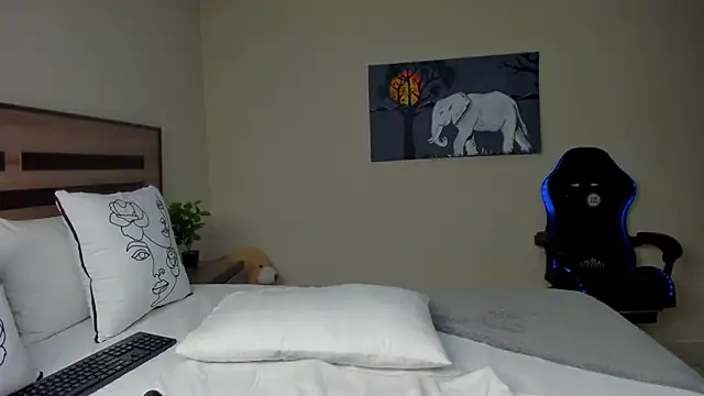 Renee-18 online show from October 2, 2025, 10:28 pm