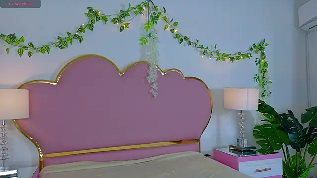 EmmaCrush online show from October 23, 2025, 8:40 pm