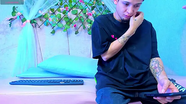 Snapshot of kendalltaylorr chatting on January 12, 2025, 9:30 am kendalltaylorr online show from January 12, 2025, 9:30 am