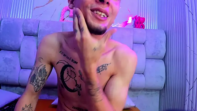 Snapshot of kendalltaylorr chatting on February 22, 2025, 9:45 am kendalltaylorr online show from February 22, 2025, 9:45 am