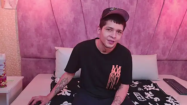 Snapshot of kendalltaylorr chatting on October 28, 2025, 12:19 pm kendalltaylorr online show from October 28, 2025, 12:19 pm