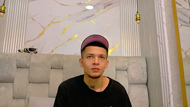 Snapshot of kendalltaylorr chatting on November 20, 2025, 12:49 pm kendalltaylorr online show from November 20, 2025, 12:49 pm