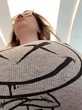 Snapshot of Teya_moon_ chatting on February 5, 2026, 10:09 am Teya moon online show from February 5, 2026, 10:09 am