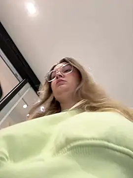 Snapshot of Teya_moon_ chatting on February 9, 2026, 4:00 pm Teya moon online show from February 9, 2026, 4:00 pm