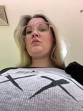 Snapshot of Teya_moon_ chatting on February 22, 2026, 12:04 pm Teya moon online show from February 22, 2026, 12:04 pm