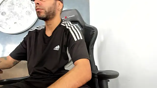 Snapshot of Bryan_Bronx chatting on October 16, 2025, 3:02 pm Bryan Bronx online show from October 16, 2025, 3:02 pm