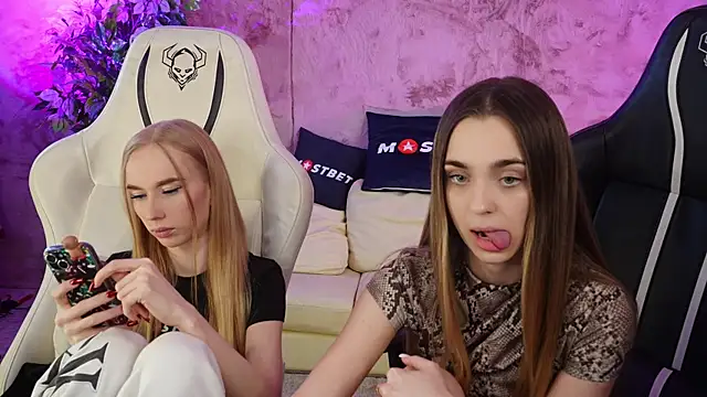 Snapshot of Lana_Pulse chatting on January 13, 2025, 3:23 am Lana Pulse online show from January 13, 2025, 3:23 am