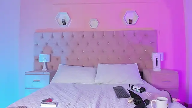 Agathaargent  online show from January 14, 2025, 9:30 pm