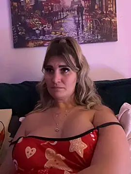 Snapshot of EvelynFrances chatting on January 1, 2025, 11:07 pm EvelynFrances online show from January 1, 2025, 11:07 pm