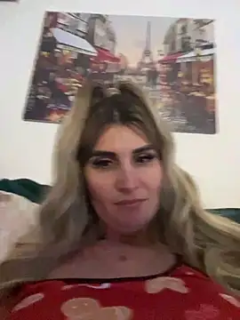 Snapshot of EvelynFrances chatting on January 2, 2025, 10:44 pm EvelynFrances online show from January 2, 2025, 10:44 pm