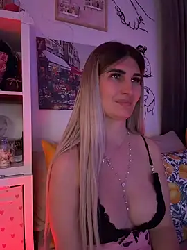 EvelynFrances online show from April 28, 2026, 6:02 pm