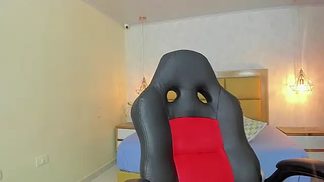 Snapshot of LARSONMIA chatting on September 19, 2025, 12:17 pm LARSONMIA online show from September 19, 2025, 12:17 pm