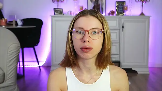 Snapshot of ivyleague_ chatting on October 28, 2025, 5:22 am ivyleague online show from October 28, 2025, 5:22 am