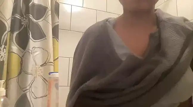 Snapshot of MommyConfident chatting on December 5, 2024, 10:01 pm MommyConfident online show from December 5, 2024, 10:01 pm