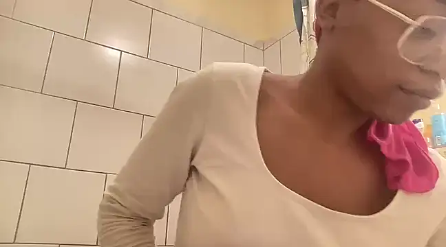 Snapshot of MommyConfident chatting on January 24, 2025, 3:43 am MommyConfident online show from January 24, 2025, 3:43 am