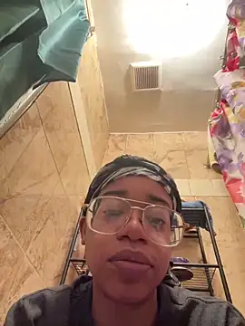 Snapshot of MommyConfident chatting on January 27, 2025, 10:49 pm MommyConfident online show from January 27, 2025, 10:49 pm