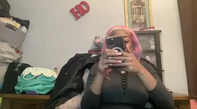 Snapshot of MommyConfident chatting on March 6, 2025, 6:19 am MommyConfident online show from March 6, 2025, 6:19 am